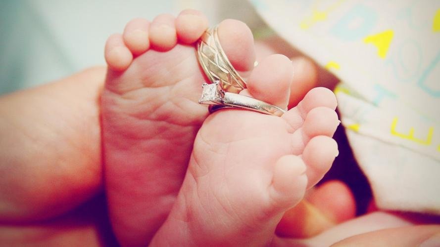 有多少爸妈是开着灯让刚出生的婴儿睡觉的?这么做好吗?
