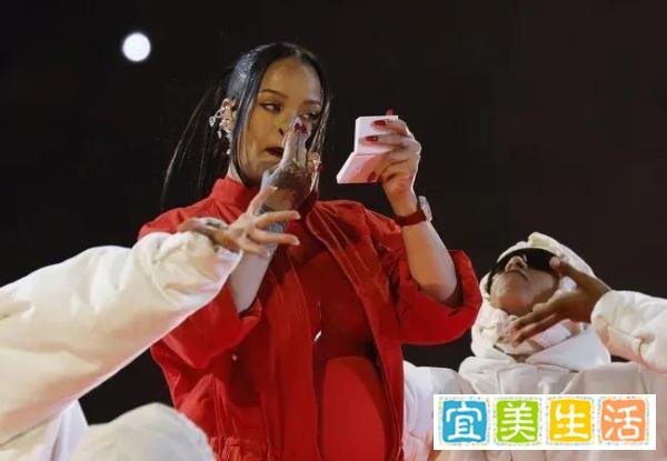 「山东天后」蕾哈娜在上海摊煎饼！