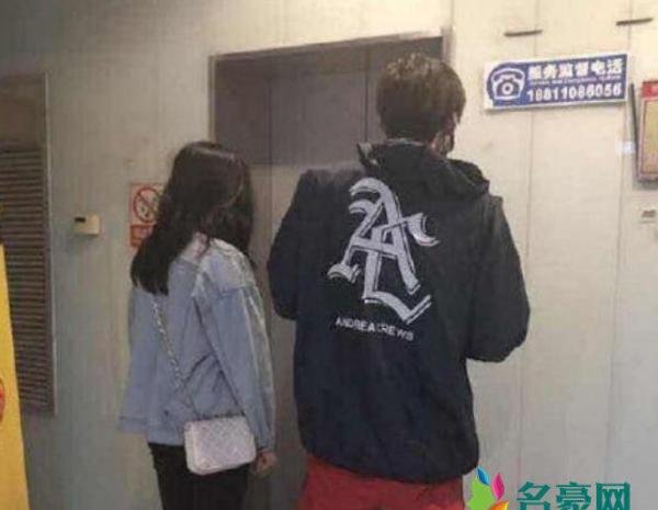 邓超元否认恋情 曾和该女生用同款手机壳