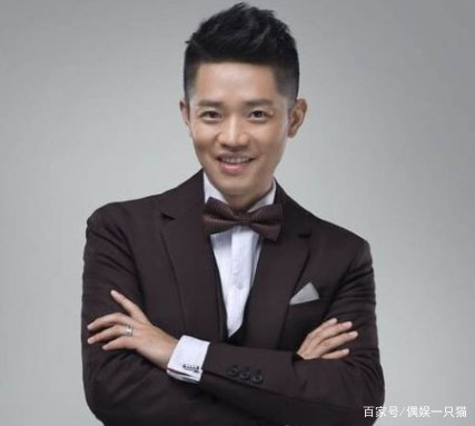 曾毅坐轮椅出行,已无法直立行走,怎么回事呢?