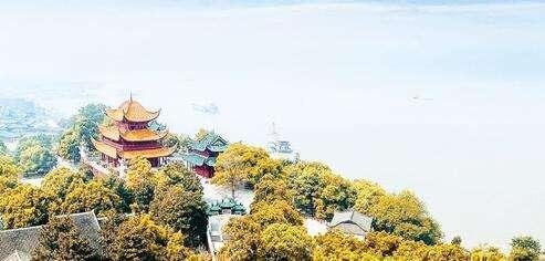 “洞庭天下水,岳阳天下楼”出自哪里？