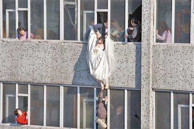 跳楼新娘的新闻摄影