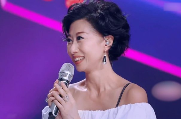 叶倩文晒照庆60岁生日,头发花白面色红润,如今她过的怎么样?