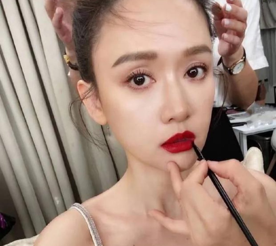 陈乔恩晒婚后复工照，穿吊带露精致锁骨，妆容是不是非常精致呢？