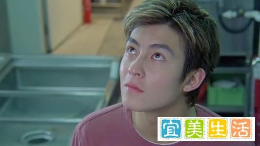 40岁陈冠希脸垮了！满脸皱纹胡碴被指撞脸赵本山，网友：岁月无情