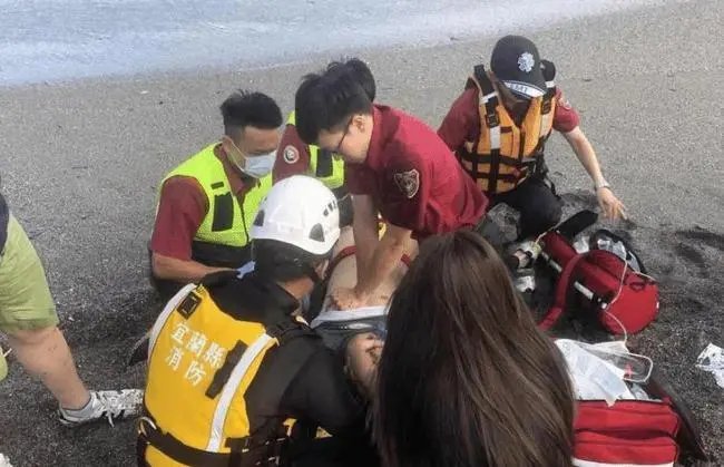 追授秦皇岛救三人男孩为“道德模范”,这名男孩是否值得我们敬佩?