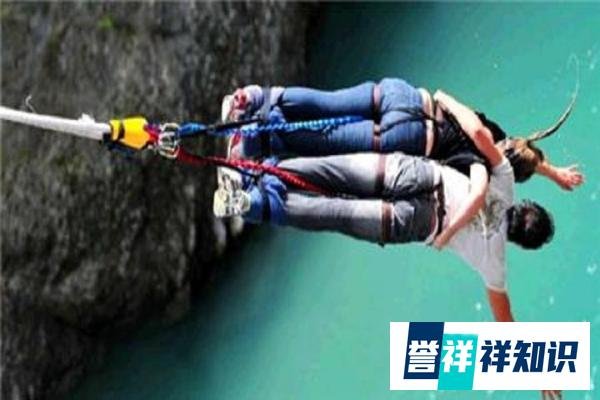 情侣相约蹦极，感受身处高空极致浪漫