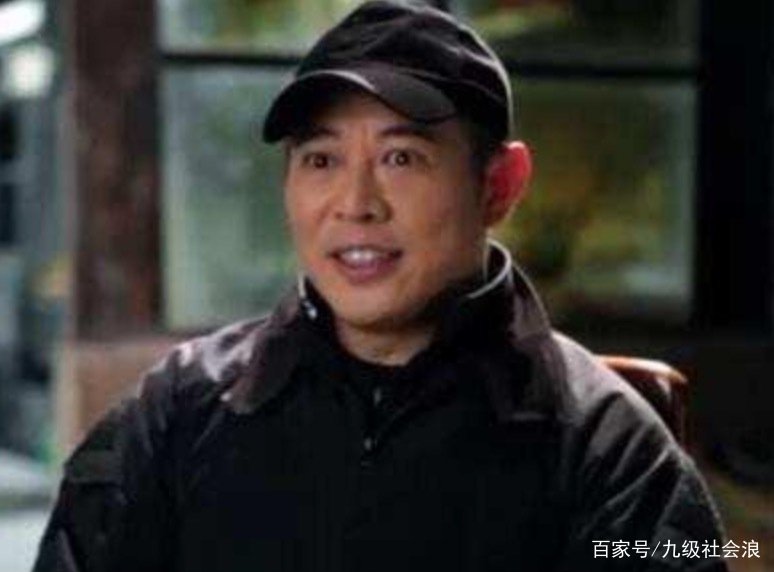 李连杰捐赠百亿，只求改回中国国籍，成龙的7个字让他落泪，他说了什么？