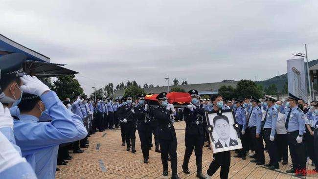 悲痛!37岁云南辅警处理交通事故时牺牲,他究竟是如何牺牲的?
