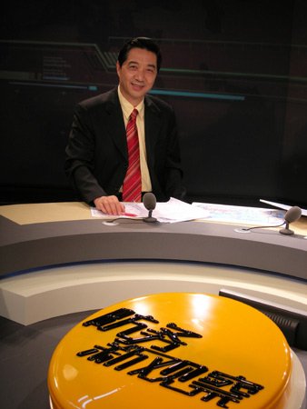 《防务新观察》的主持人是谁？