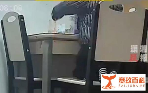 三岁宝宝在家自己冲奶粉喝,喝完还对着监控和妈妈说他把奶瓶洗干净了