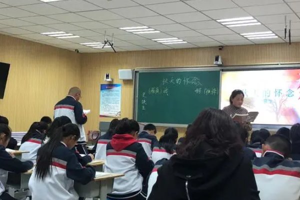 彬彬有礼的反义词