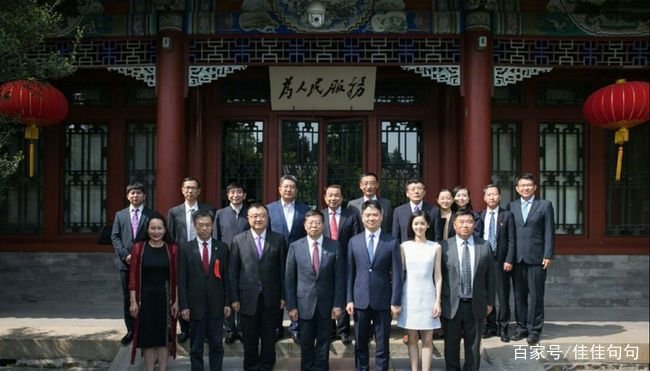 王思聪公开评论奶茶妹妹靠长相傍大款,他是怎么评价章泽天的?