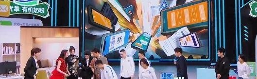 关晓彤生日遭整蛊，被甩锅摔碎上亿光碟，事后因自责抱头痛哭