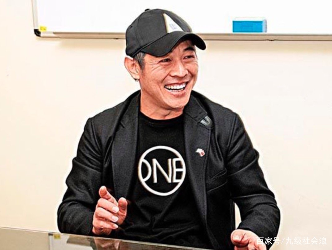 李连杰捐赠百亿，只求改回中国国籍，成龙的7个字让他落泪，他说了什么？