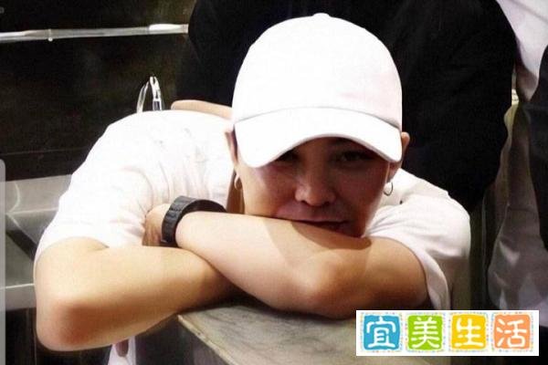 权志龙时隔7个月晒照！秀旧照引情怀热议，却难逃“韩式发福”？