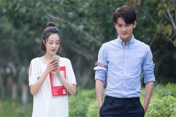李溪芮为什么要和杨幂解约？