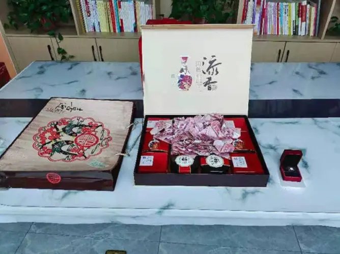 郑州一司机在公交车上捡到月饼盒打开全是百元现金,你如何看待此事?