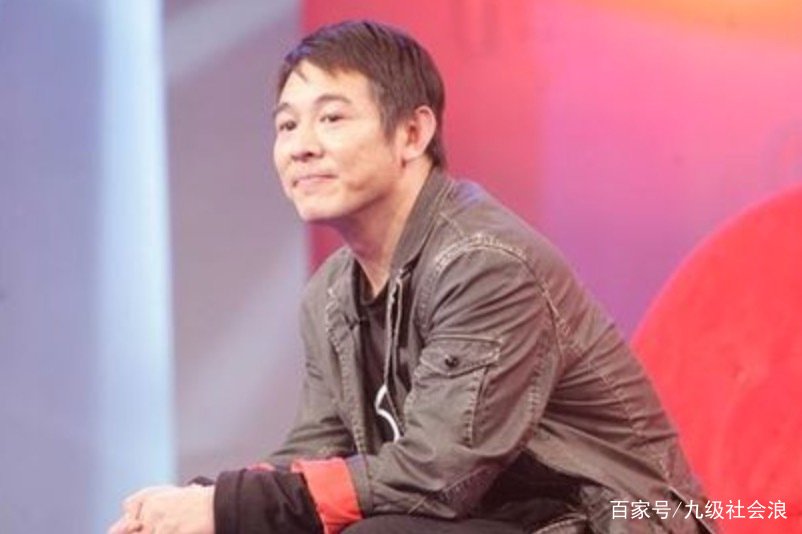 李连杰捐赠百亿，只求改回中国国籍，成龙的7个字让他落泪，他说了什么？