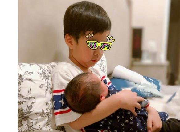 陈楚生宣布二胎得子喜讯 甜蜜告白老婆：辛苦啦
