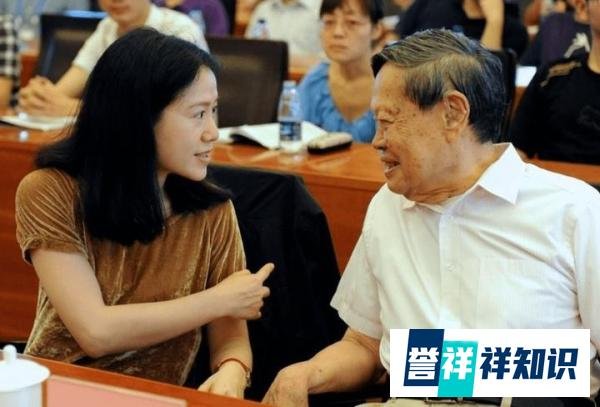 杨振宁妻子翁帆现身日本上流聚会，手戴3个银镯，笑靥如花酒窝甜