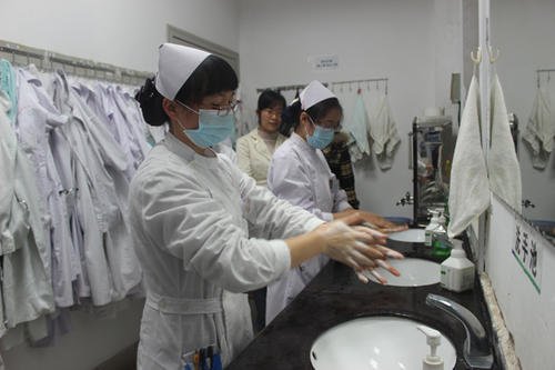 武汉协和坠亡护士系独生女,其坠楼的具体原因是什么?