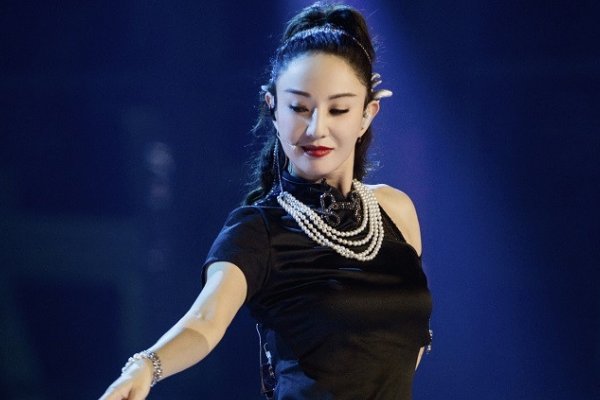 宁静把郑希怡脸亲黑了，宁静为何要亲郑希怡？