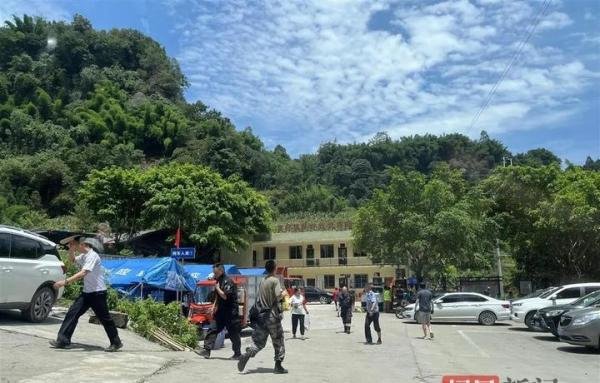 四川沐川枪击案嫌犯坠亡前后：枪从哪里来？
