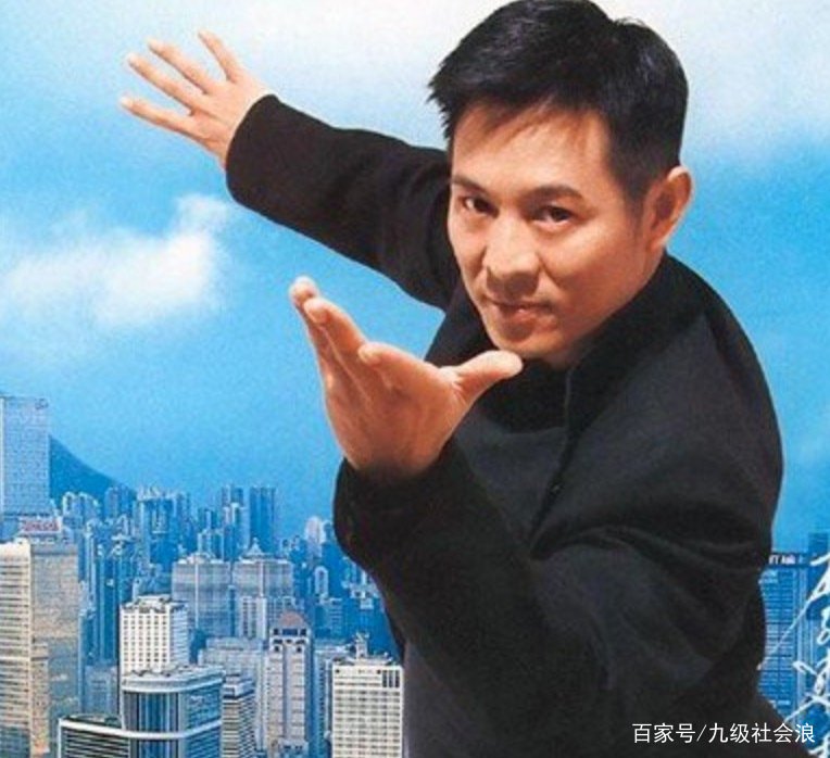 李连杰捐赠百亿，只求改回中国国籍，成龙的7个字让他落泪，他说了什么？