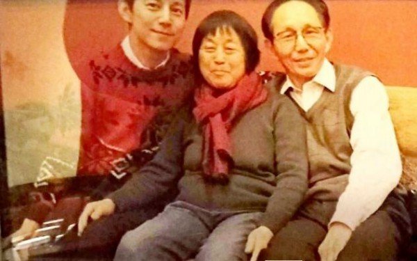 何炅老师一家四口合照与父兄如同三胞胎吗？
