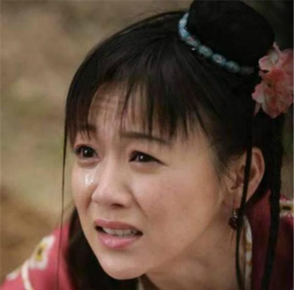 她是落选港姐,22岁为红甘愿拍三级,如今44岁样子宛如少女