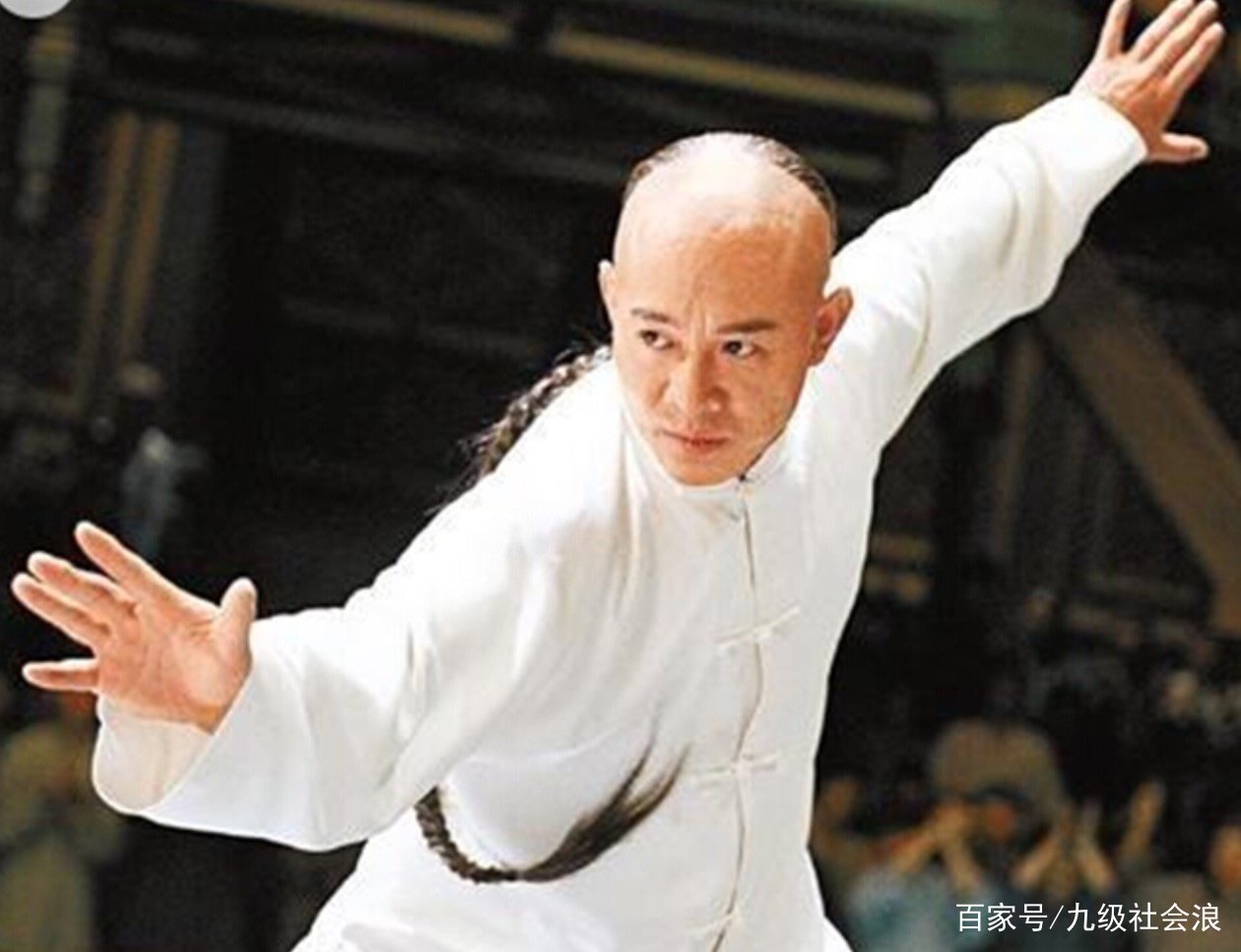 李连杰捐赠百亿，只求改回中国国籍，成龙的7个字让他落泪，他说了什么？