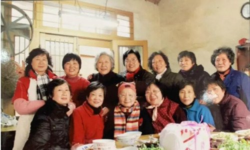老人抱团养老15年后捐楼是怎么回事？