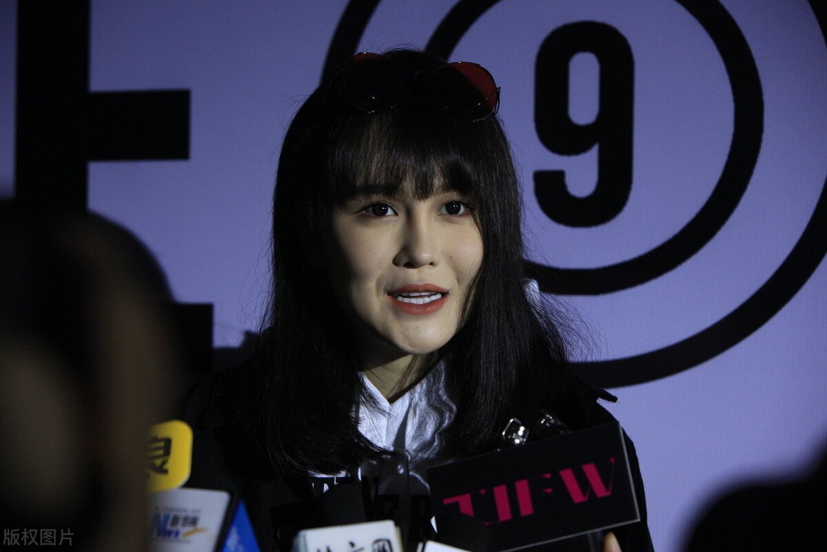 赵本山女儿自曝整容,卸妆后“假鼻子”整个变红,整容这么可怕吗?