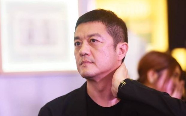 李亚鹏新女友身家500亿,为什么年轻人纠结爱情,而中年人只要钱?