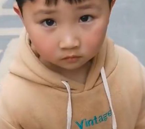一段“6岁男孩给怀孕妈妈买卫生巾”的视频引热议,孩子的懂事与什么有关?