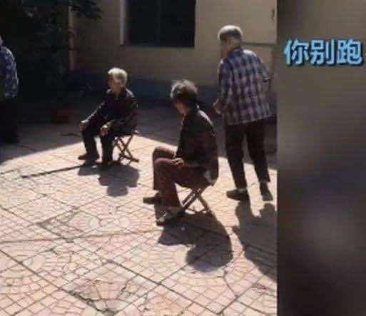 如何看待白发奶奶步履蹒跚玩丢手绢的心态呢?