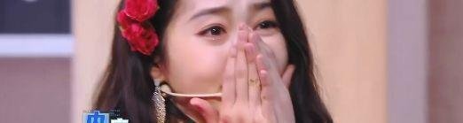 关晓彤生日遭整蛊，被甩锅摔碎上亿光碟，事后因自责抱头痛哭