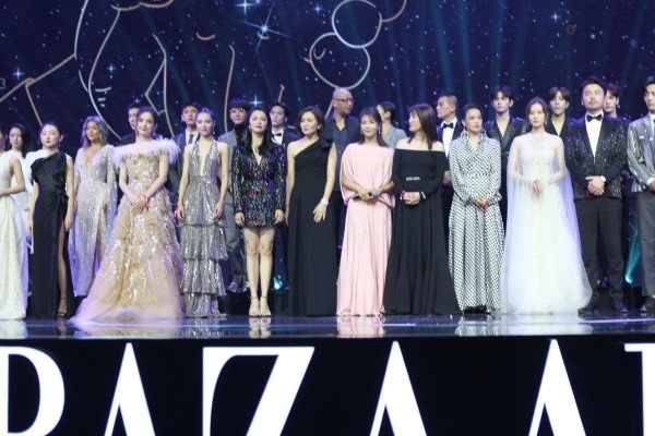 芭莎合影没人敢站C位,明星站位到底有多重要?