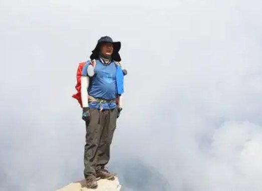 西安男子爬山爬一半,发现景点在对面山头,内心是怎样的感受?