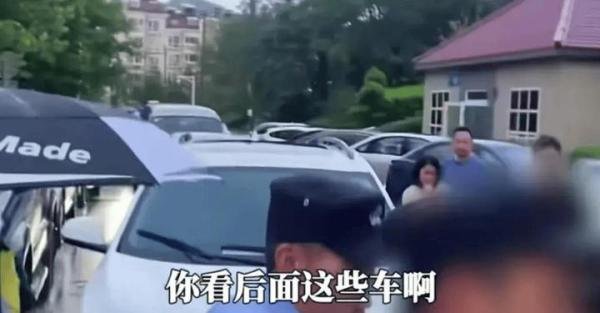 炸裂!女子堵路1小时称不会倒车,民警帮忙被拒:老公不让别人碰车
