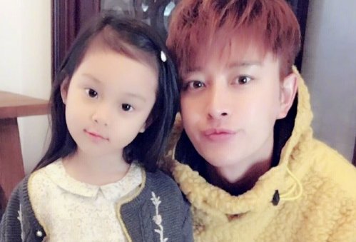 李小璐晒女儿练舞蹲马步,甜馨忍痛坚持惹人疼,她对孩子是如何教育的?