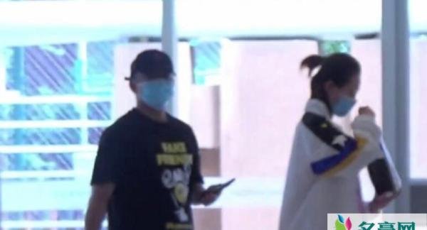 苗苗现身妇产医院 挽着郑恺行走缓慢疑证实怀孕