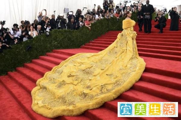 「山东天后」蕾哈娜在上海摊煎饼！