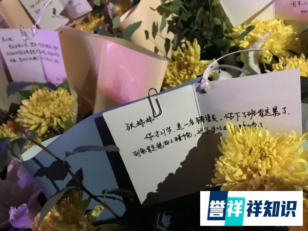 郑州5号线地铁遇难者“头七”，沙口路站入口摆满献花，遇难者妻子却质疑地铁方有重大失误