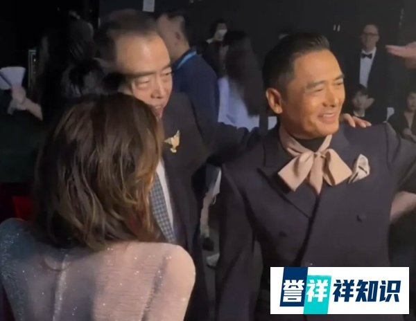 周润发与陈凯歌合影时，指挥陈凯歌让出C位