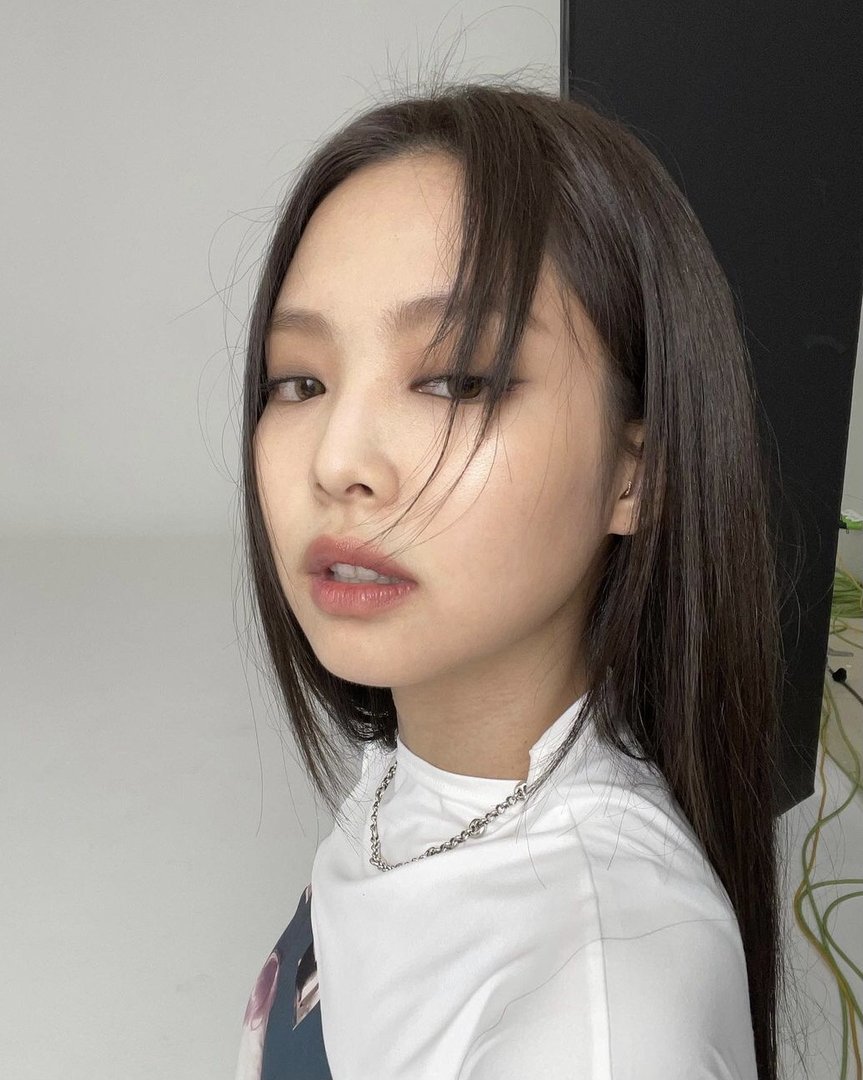 Jennie露背回眸照登上热搜，这张相片让人惊艳的点是什么？
