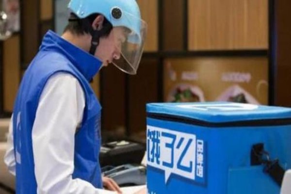 白岩松对于外卖员送餐50分钟违规6次的看法是什么?