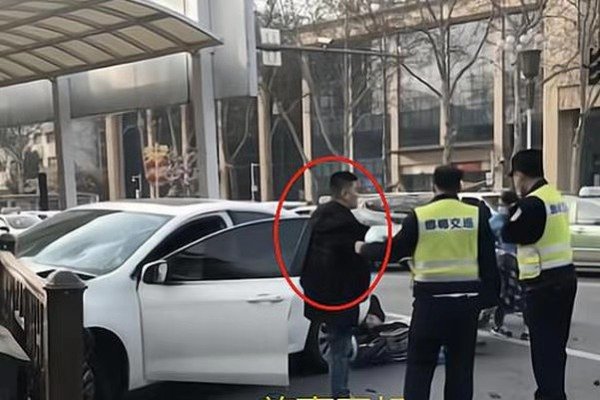 邯郸轿车冲撞人群,已致4人死亡,导致事故的原因是什么?