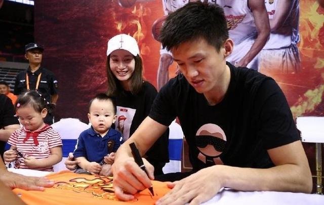 美艳娇妻有多疼爱周鹏，在美国治疗全程陪伴，如今现状如何呢？